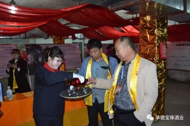 生產(chǎn)副經(jīng)理楊文軍帶領(lǐng)嘉賓參觀釀酒車間，講解釀酒工藝并讓嘉賓品嘗了剛出鍋的新酒