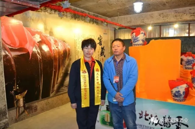 生產(chǎn)副經(jīng)理楊文軍帶領(lǐng)嘉賓參觀釀酒車間，講解釀酒工藝并讓嘉賓品嘗了剛出鍋的新酒